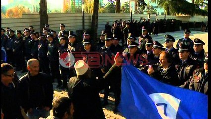 Protestuesit para Parlamentit godasin me vezë  - Ora News- Lajmi i fundit-