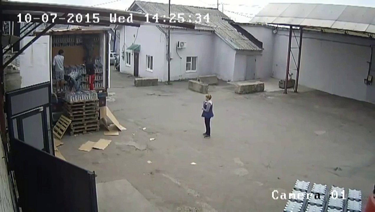 Как грузчики водку разгружали!