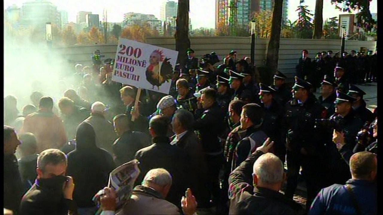 Hidhet tymuese gjate protestes se PD perpara parlamentit