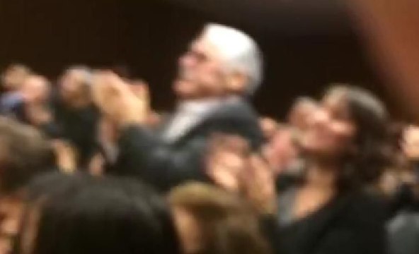 Can Dündar alkışlarla duruşma salonuna girdi