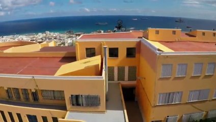 Un espectacular y peligroso paseo en bici por tejados canarios