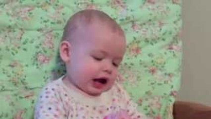 Un bébé chante Star Wars dans son berceau. Craquant !