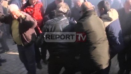 Download Video: Report TV - Halim Kosova ndihmon protestuesin pa ndjenja në mes të turmës