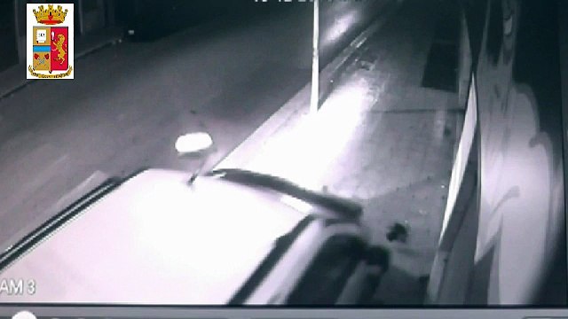 Andria: 20enne ubriaco provoca incidente e fugge. VIDEO registrato dalle telecamere