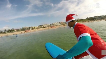 Hundreds of Santas surf in Australia