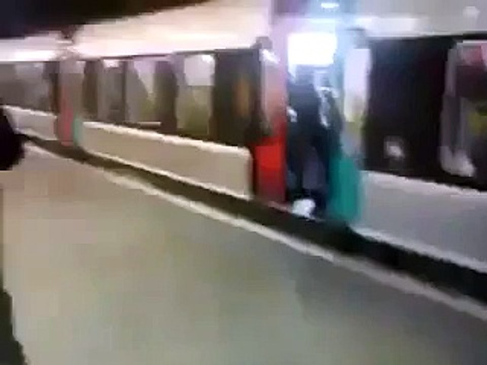 Metroyu Bekleten Kadına Tepki Göstermek - This Is Metro !!