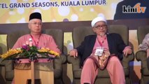 Najib, Hadi emerge in matching pink after olive branch offer
