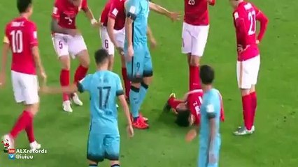 Zou Zheng broke his leg Barcelona vs Guangzhou Evergrande 2015 HD