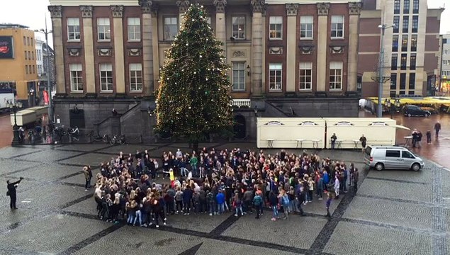 Beelden: Kinderen doen flashmob op Grote Markt - RTV Noord