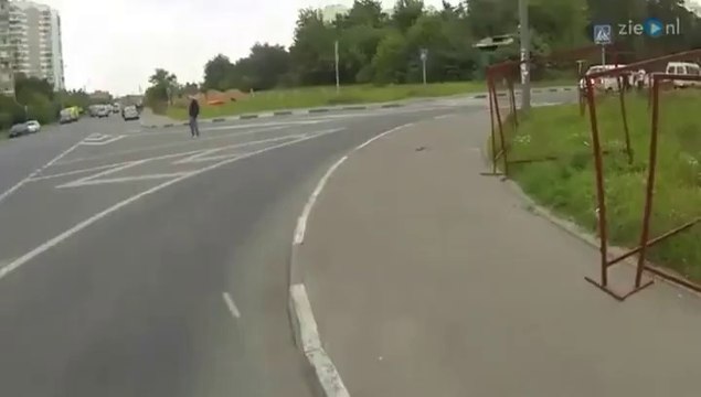 Ветер сдул девушке юбку