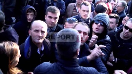 Report TV - Protesta e PD-së, protestuesit qëllojnë edhe ndaj gazetarëve