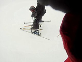 Скачать видео: Ce gamin en ski ne peut plus s'arreter et va finir par prendre une grosse gamelle...