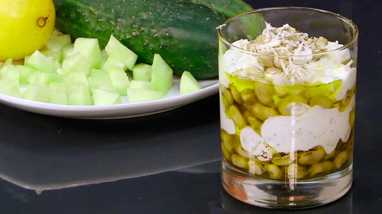 Vasitos de habas con salsa de yogur  - Receta fácil y rápida