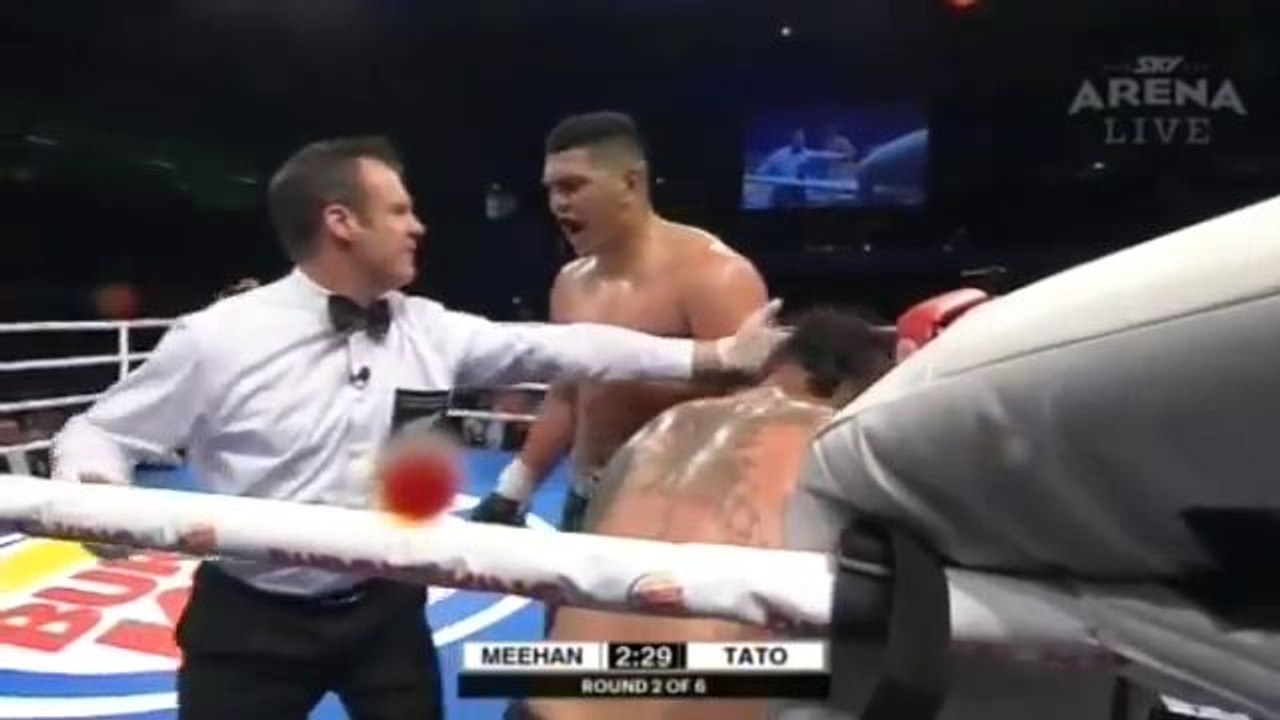 Un boxeur supplie l'arbitre d'arrêter le combat