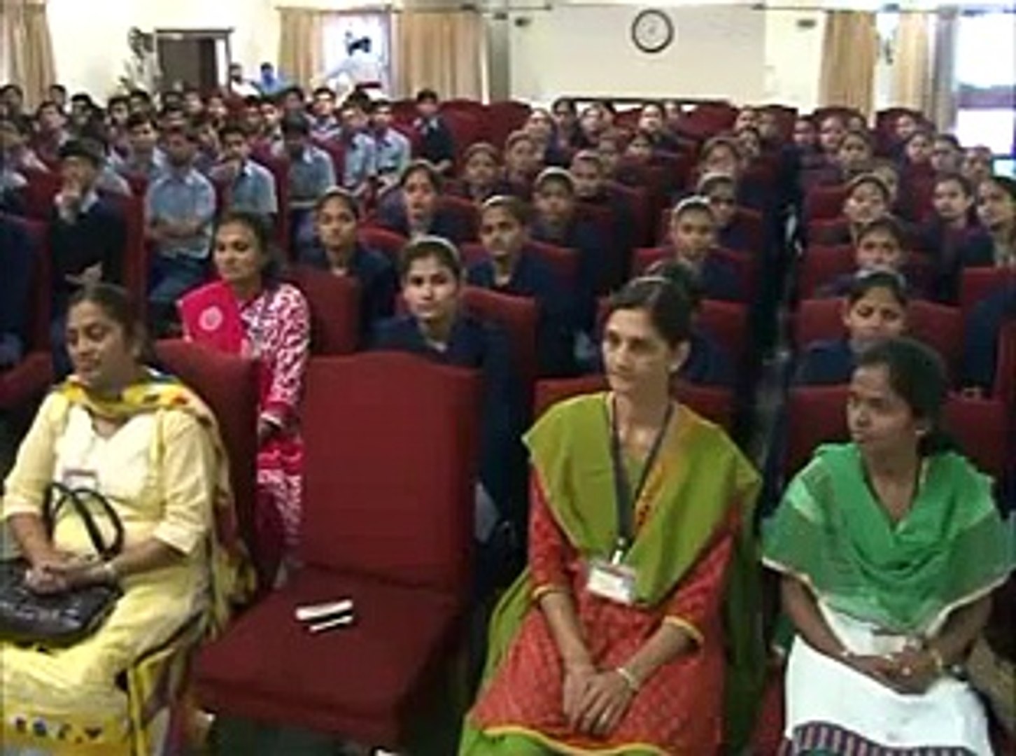 ⁣Gandhinagar Students of KL Institure for the Deaf Bhavnagar meet Governor Kohli