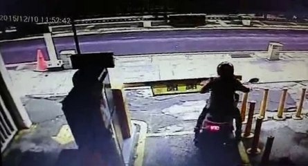 Une femme en scooter ne veut pas payer le parking et va le regretter sur le champ