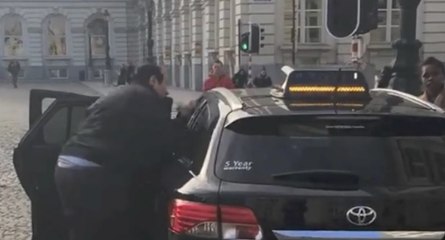 Un chauffeur de taxi en colère insulte une cliente ( Belgique)