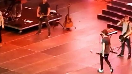 What Makes You Beautiful- One Direction (Triple Ho Show 2015)