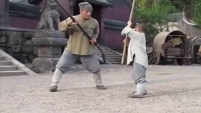 Un enfant moine apprend le kung-fu Shaolin à Jackie Chan
