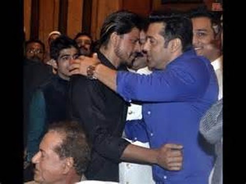 Salman Khan & Shahrukh Khan Hug Again Baba Siddique Iftar Party