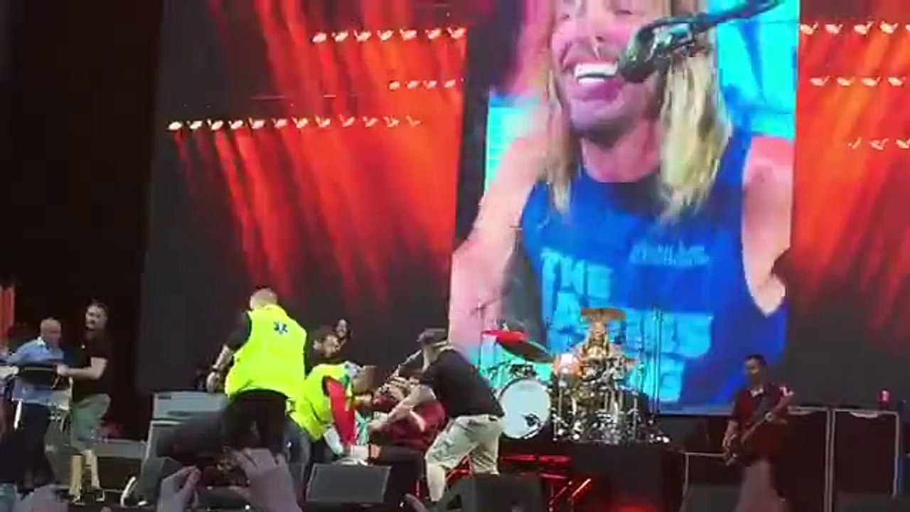 Dave Grohl se casse la jambe pendant un concert