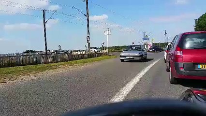 Des automobilistes traversent un passage à niveau fermé