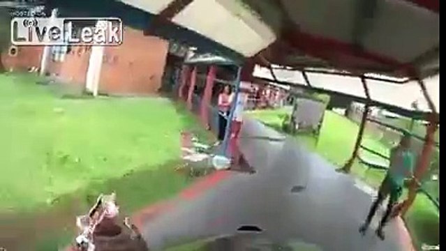 Thief flees to the metro but is catched and arrested by motorcycle cop