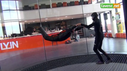 Dans le simulateur de chute libre