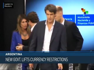 Argentina: Macri Lifts Currency Controls, Devalues Peso