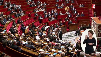 Tweets de Marine Le Pen : une vive polémique