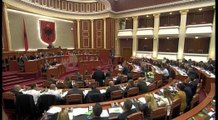 Kuvend, Miratohet dekriminalizimi, Mazhoranca dhe Opozita bashkojnë votat- Ora News