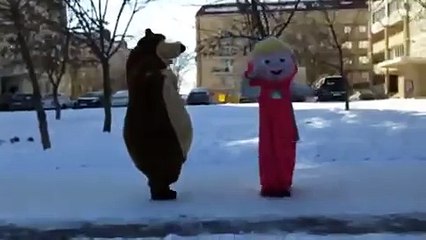Маша и Медведь танцуют лезгинку)