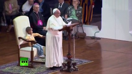 Un bambino si siede nella poltrona di Papa Francesco, guardate la sua reazione!