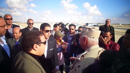 هشام عز العرب رئيس البنك التجارى الدولى يوزع هدايا على العاملين بقناة السويس الجديدة نوفمبر2014