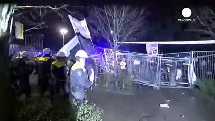 Нідерланди: молодики штурмували місцеву раду, аби не допустити у місто мігрантів