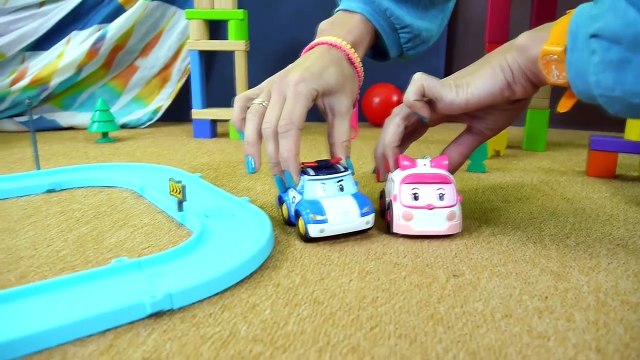 Arabalar Polis Arabası Robocar Poli ve Ambulans Amber ilk tanışması