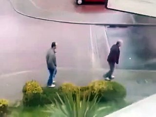 Araba Kayarsa ve Şoför de Bayansa :))