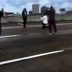 Demande en mariage sur une autoroute