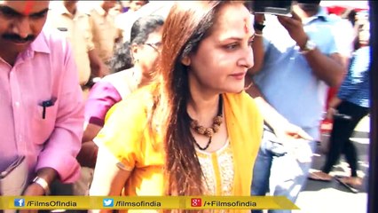 SPOTTED: Deepika Padukone At Mumbai's Siddhivinayak Temple