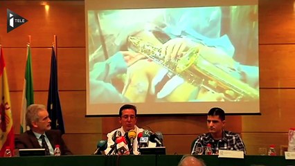 Un Espagnol joue du saxophone pendant son opération du cerveau
