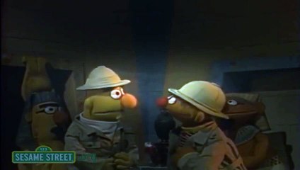 Sesame Street: Bert and Ernie Exchange Gifts