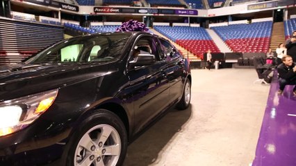 Le joueur de NBA DeMarcus offre une voiture à sa famille