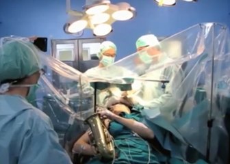 Il joue du saxophone pendant son opération du cerveau