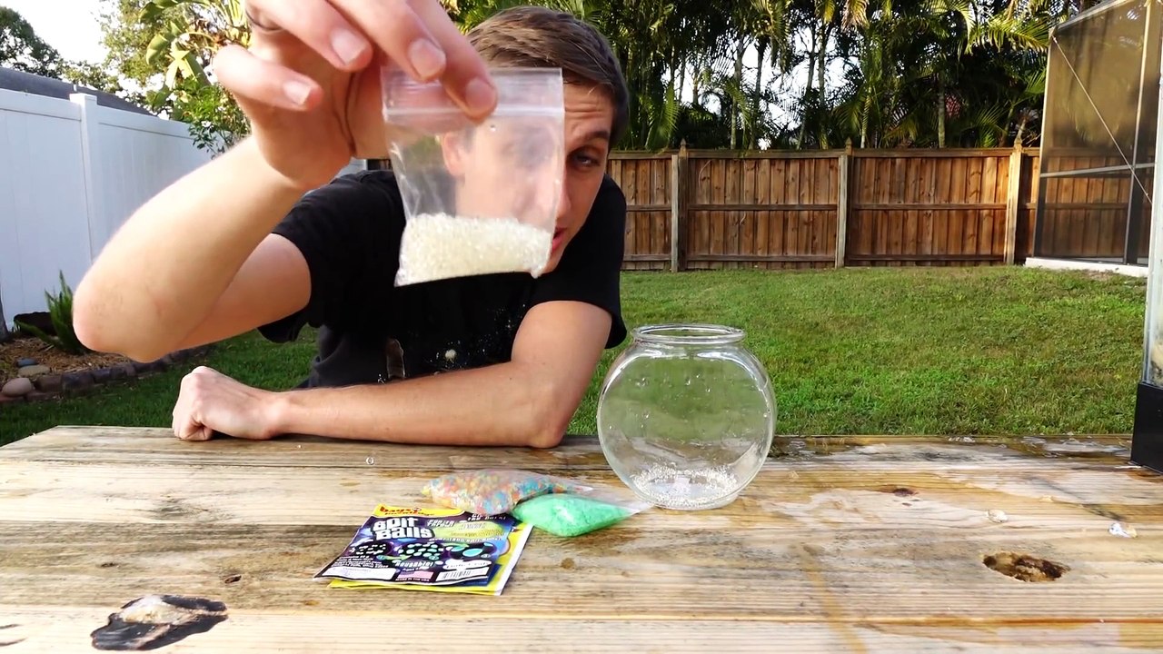 Couler de l'aluminium en fusion dans un aquarium plein de billes d'eau - Expérience magique