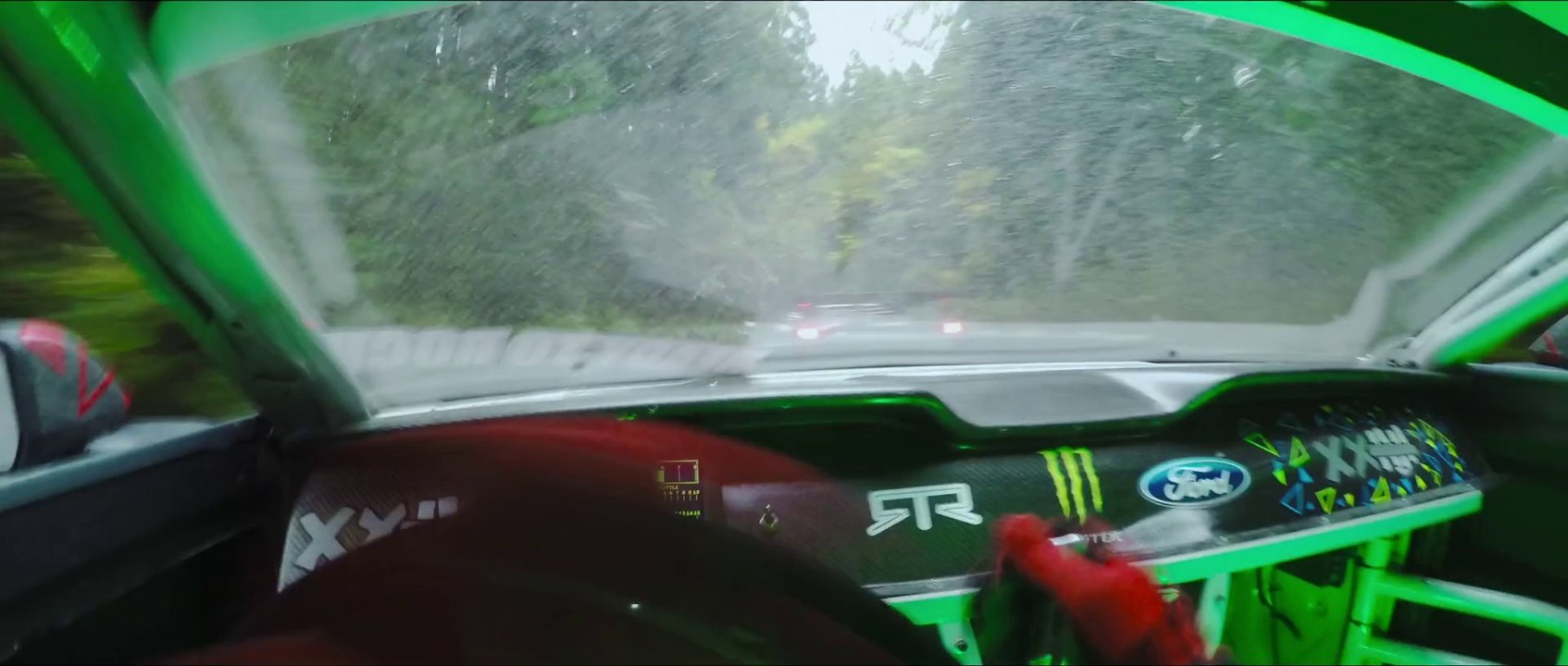 Course de Drift entre une Ford Mustang  et une Lamborghini