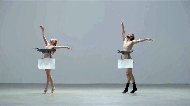 Des danseurs dans le plus simple appareil, cachés par des drones