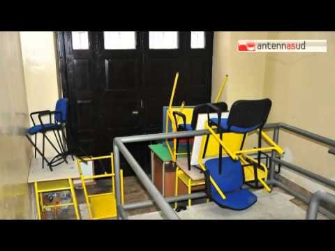 Tg Antenna Sud - Agenti della Digos sgomberano l'Istituto Tecnico Marconi