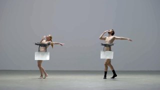 Des danseurs nus censurés par des drones