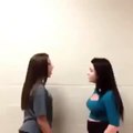 İki Güzel Kız Kavga Ediyor (İnanılmaz Kız Kavgası)