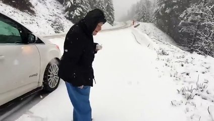 101-летняя бабушка лепит и бросает снежки